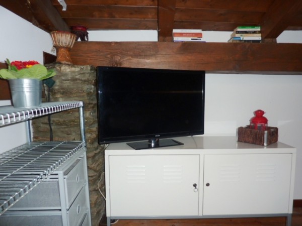 Schlafzimmer mit Sideboard und weiterer SAT TV