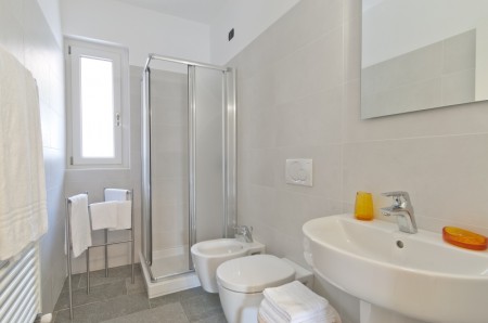 Modernes Badezimmer, Dusche / WC Bidet