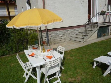ca 70 qm Privatgarten mit Tisch, Stühlen, Sonnenschirm, 