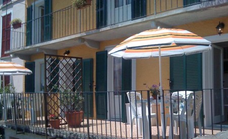 Terrasse 1. Stock mit Tisch Stühlen Sonnenschirm