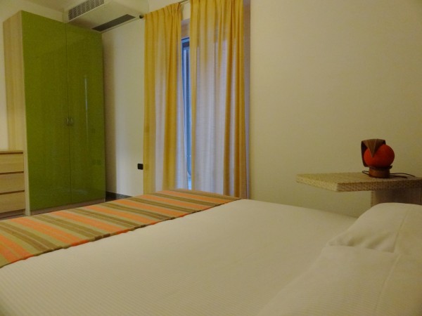 Schlafzimmer mit Doppelbett und zusätzlichem Einzelbett 90x200 cm 