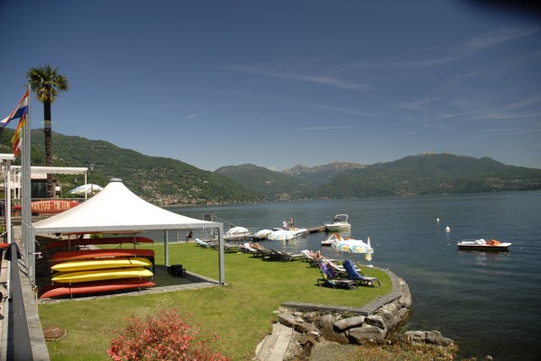 Relaxwiese direkt am See mit Sonnenliegen Bar Restaurant
