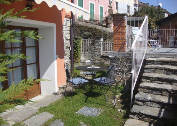 Gartenanteil sowie erhöhte Terrasse mit Panaramablick 