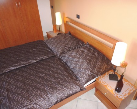 Schlafzimmer Doppelbett mit 2 Matratzen 80x200 cm mit grossem Schrank Garderobe