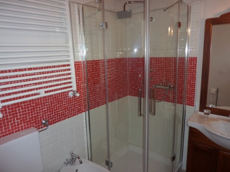 Badezimmer mit Dusche, Bidet, Fenster 