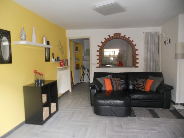 Wohnzimmer mit Sofa ,SAT TV , Sideboard