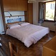 Schlafzimmer mit Doppelbett, Schrank Kommode und Ausgang zum Balkon