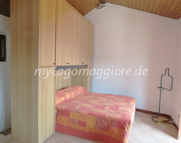 Schlafzimmer mit Doppelbett und Etagenbett Schrank und Ausgang Sonnenterrasse mit Panoramablick