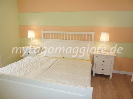 1. Schlafzimmer mit Doppelbett und offener Kleiderschrank Nachttisch