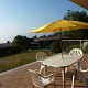 Terrasse mit Sitzgruppe und Sonnenschirm
