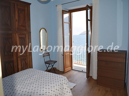 Schlafzimmer mit Doppelbett mit Seeblick und Ausgang zum Balkon mit Seesicht