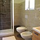 Helles modernes Badezimmer Dusche/WC, Fön 