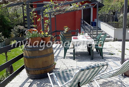 Terrasse mit Tisch Stühlen Sonnenstühlen Sonnenschirm 