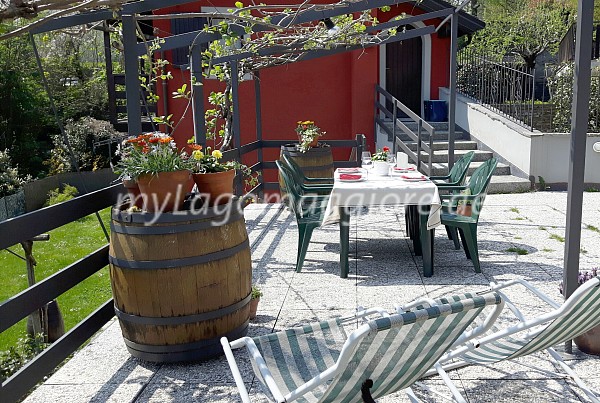 Terrasse mit Tisch Stühlen Sonnenstühlen Sonnenschirm 