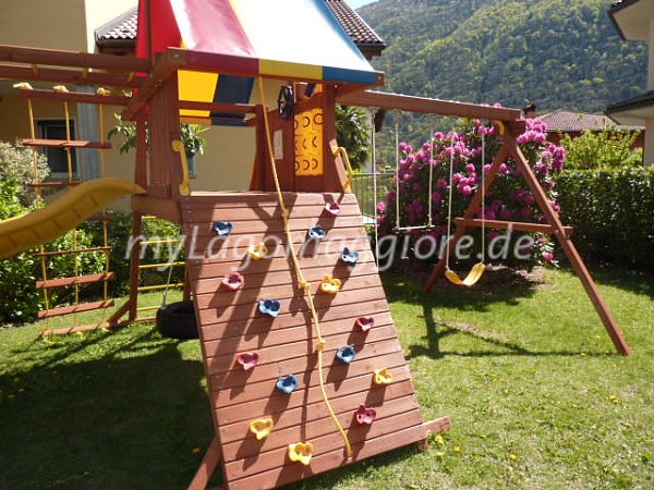 Kinderspielplatz mit Rutsche Kletterwand, Schaukel Gartenspielhaus 