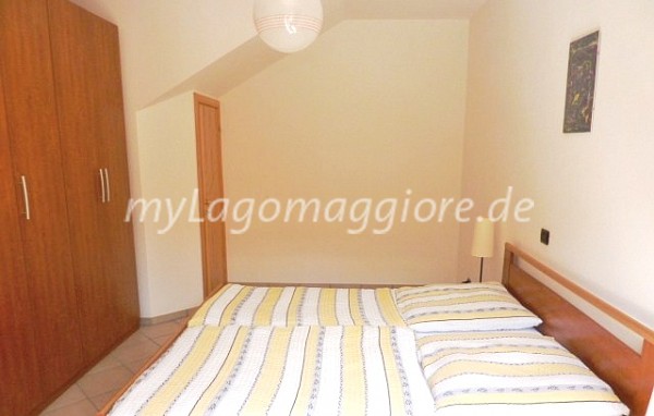 Schlafzimmer mit Doppelbett ( 2 Matratzen ), grossem Schrank, Spiegel, Sideboard