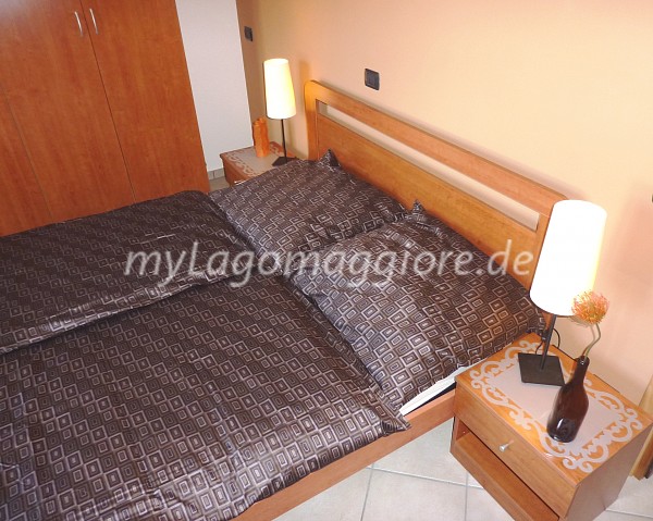 Schlafzimmer Doppelbett mit 2 Matratzen 80x200 cm mit grossem Schrank Garderobe