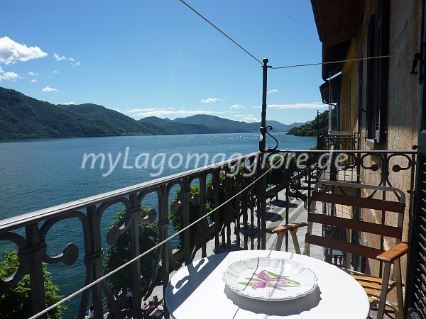 Balkon mit atemberaubender Sicht auf die Berge und den See
