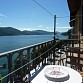 Balkon mit atemberaubender Sicht auf die Berge und den See