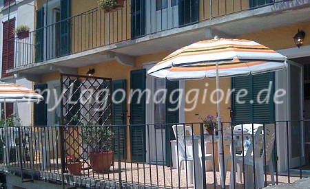 Terrasse mit Seesicht, Tisch Stühlen Sonnenschirm