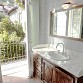 Helles freundliches Bad mit Dusche und Ausgang auf die Terrasse