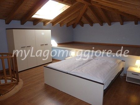 Schlafzimmer im 1 Stock mit Doppelbett und grossem Schrank 