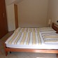 Schlafzimmer mit Doppelbett ( 2 Matratzen ), grossem Schrank, Spiegel, Sideboard