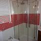 Badezimmer mit Dusche, Bidet, Fenster 