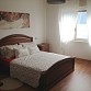 Schlafzimmer mit Doppelbett Nachttische und Schrank 