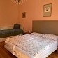 Grosses Schlafzimmer mit Doppelbett sowie Einzelbett 70x170 cm, Schrank, Sideboard