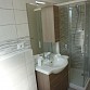 Modernes Badezimmer mit Dusche, WC Fenster