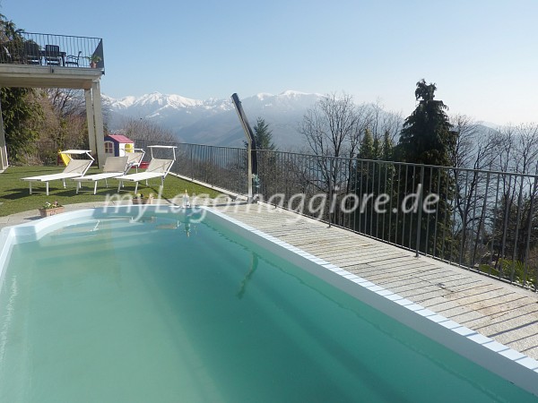 Pool mit 60 qm Garten und 60 qm überdachter Terrasse mit Sitzgruppe und Grill