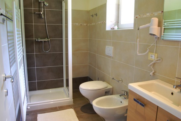 Helles modernes Badezimmer Dusche/WC, Fön 