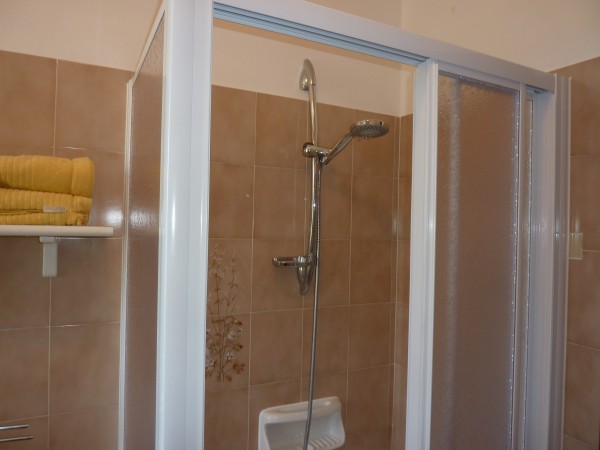Badezimmer mit Dusche/WC Fenster