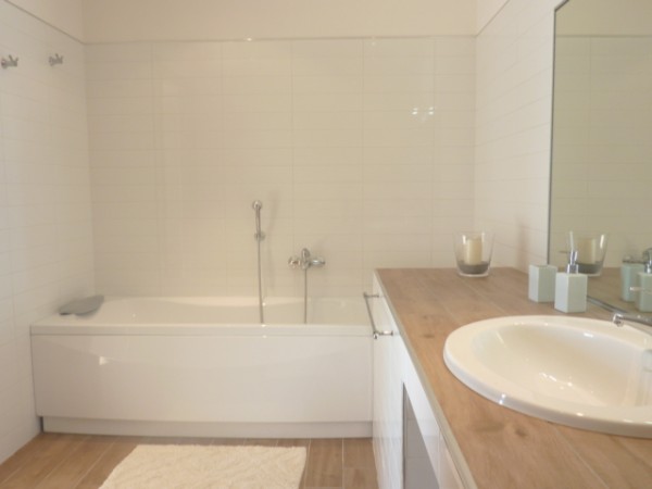 2. Badezimmer mit Badewanne/Dusche WC Bidet 