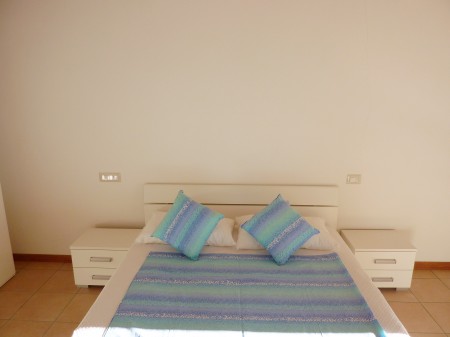 Schlafzimmer mit Doppelbett, Sideoboard, Spiegel, grosser Schrank