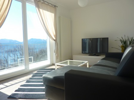 Wohnzimmer mit Schlafsofa f 2 Personen, 50 Zoll TV und Panoramablick