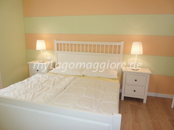 1. Schlafzimmer mit Doppelbett und offener Kleiderschrank Nachttisch