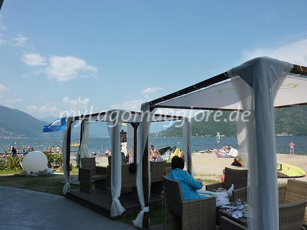 Sandstrand Cannobio mit Panoramarestaurant und Lounge Bereich