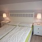 2. Schlafzimmer mit Doppelbett und offener Kleiderschrank Ausgang zur Terrasse 