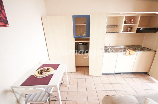 Wohn/Esszimmer mit Tisch/Stühlen, Küchenzeile